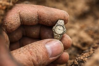 Cestování časem: Jak se švýcarský prsten ocitl ve 400 let zapečetěné hrobce?