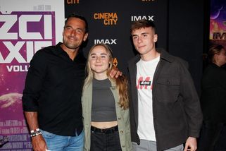 Z dcery Romana Šebrleho je krásná maturantka. Po rozvodu rodičů žije u mámy, pere se s těžkou nemocí - Médium.cz