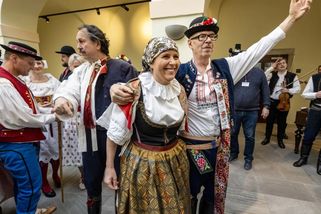 Ve sněmovně je den krojů, přišly v nich tucty poslanců