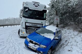 Sníh ve středních Čechách komplikoval dopravu. Bouralo se i na dálnicích - Novinky