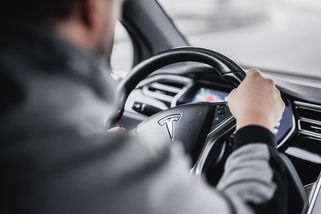 Vtipná hlášení klientů pojišťovny: Vyfukovací SUV, soused, kterému vadí úplně všechno, a melodická srážka se zvěří - Garáž.cz