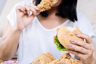 Maxi porce, dvojité panáky a „tučné“ menu. Svátek přejídání je tu a budí vášně