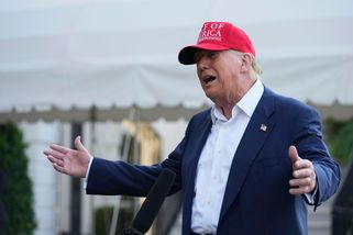 Bez subvencí by Musk musel zavřít krám, řekl Trump. Naznačil, že zváží jeho deportaci