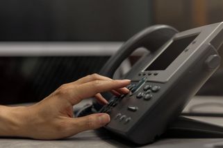 Telefonní automat na úřadě nabízel komunikaci ve španělštině, místo toho ji jen parodoval přízvukem - Novinky