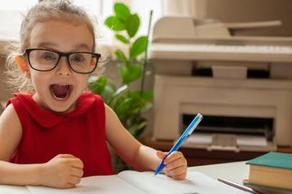 Moje dítě je levák! Nepropadejte obavám. Co by rodiče leváků opravdu neměli podcenit