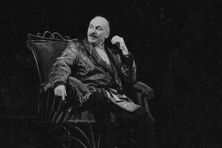 Dvacetiletý Miloš Kopecký vyprovázel matku na smrt. Její manžel nad ní vynesl ortel kvůli kšeftu - Médium.cz