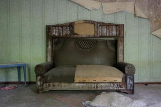 Nebohá Lacey Fletcherová zarostla do gauče. Byla totiž postižená, a tak si jí rodiče nevšímali - Médium.cz