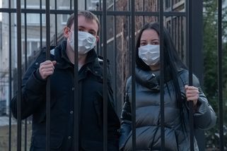 Agresivní a zjednodušující vzkazy pro školy. Soud potvrdil pokutu advokátovi