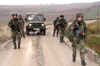 Symbol dospělosti, ale i ztráta času. Před dvaadvaceti lety skončila v Česku povinná vojenská služba