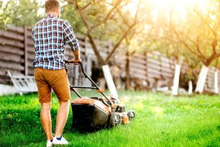 Soused mi nabídl, že poseká trávník. Druhý den jsem zjistila, proč to udělal, říká Jana (45) - Médium.cz