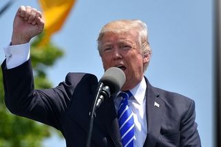 Trump ztrácí zábrany: USA i NATO se rozkládají před očima - Médium.cz