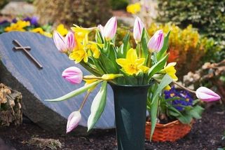 Němec musel z hrobu svého otce odstranit sochu, připomínala Hitlera - Novinky