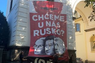 Chceme u nás Rusko? Na věži katedrály v Litoměřicích visela plachta s Putinem a lídry Stačilo, SPD a ANO - Novinky