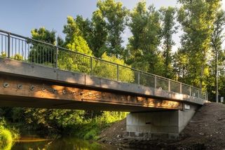 Chytrý most je ze dřeva a betonu. Umí rozdávat pokuty za přetížení, sám si přivolá pomoc