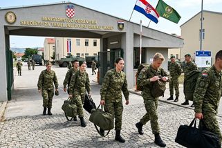 Chorvatsko vrací brannou povinnost. Po dvaceti letech míří mladí muži zpět do kasáren