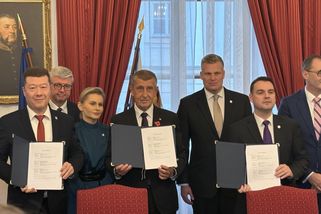 U podpisu koaliční smlouvy chyběl Jindřich Rajchl....