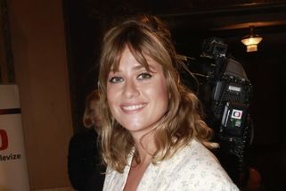 Vánoční pohoda u Smetany a Haje. Emma zdobila stromeček v podprsence