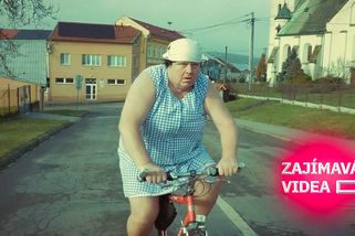 Škopková i babička v posteli na návsi. Cyklisté oživili legendární komedii | Zajímavá videa