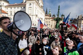 Nafta přes padesát, ale sítě hrobově mlčí. Společnost už na realitu nereaguje