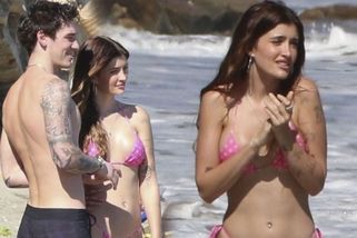 Dcera Sheena a Richards na pláži ukázala figuru, která jí vydělává miliony dolarů