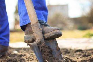 ŽENA-IN - Rýt na podzim zahrádku je (ne)správné. Pro a proti, proč letos nechat rýč odpočívat