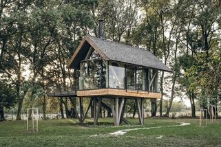 Prosklená chata usazená na pastvině. Unikátní zážitek v přírodě zaručen