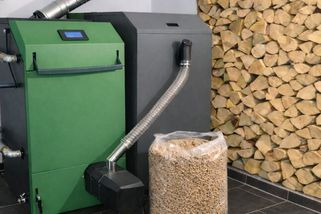 Lidé dělají při topení peletami zásadní chybu. Účinnost spalování pak spadne jen na 30 %