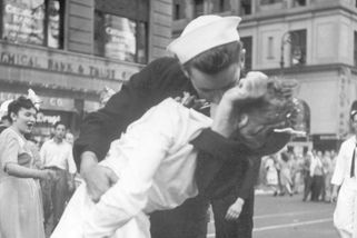 Úřednice chtěla zakázat ikonickou fotku, prý zobrazuje sexuální obtěžování - Novinky