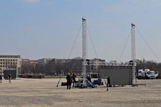 Manévry na Letné den před demonstrací: Obří obrazovky, dlouhé řady toi-toiek, díry zasypané štěrkem | Novinky.cz: Domácí