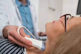 Uzly ve štítné žláze řeší „elektrický proud“. Unikátní zákrok podstoupili první Češi