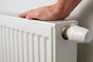 Starší lidé se čím dál víc stěhují na chaty. Kde není přípojka na plyn, topí propanem - Novinky