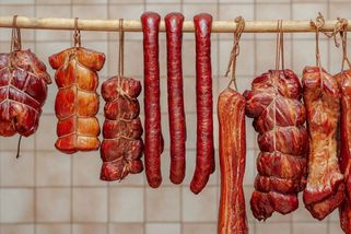 Ovládněte tajemství kouřového aroma a uďte jako profík. Poradíme, jak udit maso, uzeniny, ryby i sýry