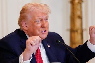 Trump hrozí žalobou moderátorovi Grammy za vtip o Epsteinovi - Seznam Zprávy