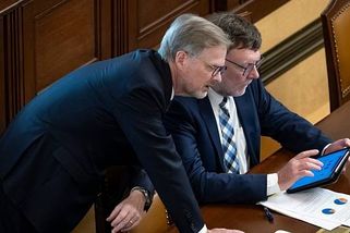 Fialova vláda shání peníze. Podívejte se, kam si pro ně chce sáhnout