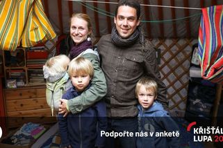 Se třemi dětmi žijí v jurtě. Nejsme exoti, sociálku na nás neposílají, říkají manželé