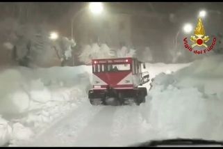 Drsné záběry ze střední Itálie: Sněhu je nad hlavu, povodně strhly dálniční most - Novinky