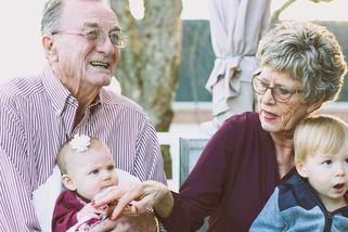 Vykázat důchodce ze společnosti je jako přivázat starého psa ke stromu - Médium.cz