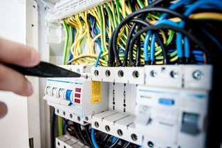 Platba, před kterou není úniku. „Jističe“ budou dál zvyšovat účet za proud - Seznam Zprávy