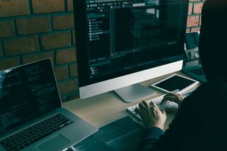 „Na kryptoúčtu máte 415 tisíc.“ Důvěřivá žena přišla o úspory i mobil - Novinky