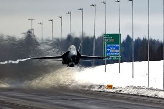 Fotky: Dálnice jako ranvej. Finské stíhačky poprvé cvičily v barvách NATO - Seznam Zprávy
