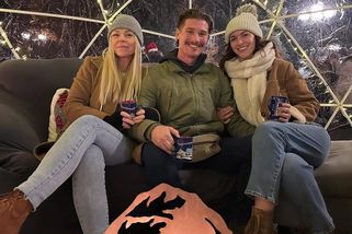 Tři lidé, jedna postel a žádná žárlivost? Polyamorní trojice popsala svůj každodenní život