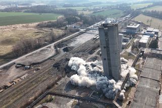 Věž dolu Staříč při odstřelu nespadla přesně tam, kam měla. Z tisíců tun betonu byla za pár vteřin suť - Novinky