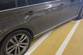 Pokuta za parkování přes dvě parkovací místa? Obchodní centrum začalo řidičům aut „přes čáru“ udělovat pokuty