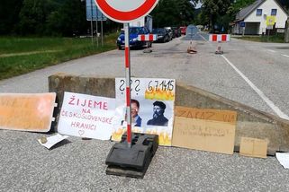 Místo kontrol zátarasy. Slováci kvapem zavírali hranice s Českem - Novinky