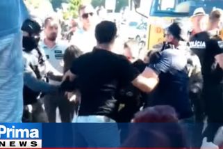 Vzpoura na slovenských hranicích. Lidé se pouští do bitek s policisty, zátarasy odtahují z cesty