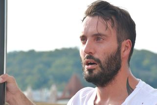 Václav Noid Bárta získal zpět chalupu svého dětství. Vlastnoručně ji opravuje a na zahradě buduje farmu