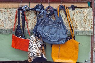 Koupila jsem na trhu starou kabelku za 50 korun. V jedné přihrádce jsem našla fotku muže - Médium.cz