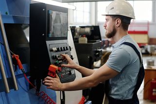 Způsobil škodu přes sto tisíc. Musí zaměstnanec zaplatit opravu?