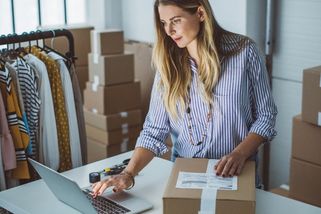 Fialova vláda začne kontrolovat nákupy Čechů v zahraničí