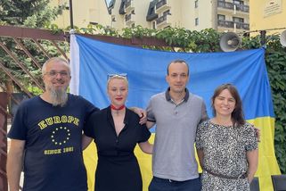 U Ruského domu namalovali vlajku Ukrajiny. Hrozí jim vězení, ale jsou hrdí - Seznam Zprávy